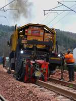Schienenschweiarbeiten. Der Generator fr das Schienenschweigert des VAIA CAR Zweiwegefahrzeug wird gestartet und die Schienen werden in Position gebracht. 15.04.2021  