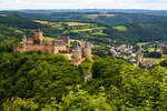 Linie 10 Nordstrecke/912131/ein-bahnsuchbild-blick-auf-die-burg Ein BahnSuchBild: Blick auf die Burg Bourscheid (Burscheid) rechts unten der zu Burscheid geh�rende Ort Michelau am 15. Juni 2013. Eine CFL 3000er, die CFL 3006, f�hrt mit 3 Personenwagen aus Richtung Kautenbach kommend durch Michelau in Richtung Ettelbr�ck bzw. Luxemburg.

Burg Bourscheid ist Luxemburgs gr��te Burg und ein beeindruckendes Bauwerk mit charakteristischen Rundt�rmen, gelegen auf einem Felssporn 150 m �ber der Sauer. Die Burg wurde wahrscheinlich im 10. Jahrhundert erbaut, im 14. und 15. Jahrhundert vergr��ert und erhielt dann die von sechs gotischen T�rmen flankierte Festungsmauer. 