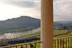 Linie 30 Luxemburg-Wasserbillig-Trier/595768/-der-erste-sonnige-tag-in . Der erste sonnige Tag in diesem Jahr - Die Sonne lockte uns am 14.01.2018 an die Mosel und dort in die Weinberge zwischen Wasserbilligerbr�ck und Igel. W�hrend ich bis jetzt diesen Hang mit dem geschichtstr�chtigen Relikt aus der R�merzeit immer von der Stra�e aus fotografiert habe  

http://www.bahnbilder.de/bild/Deutschland~Grenzverkehr~Deutschland+---+Luxemburg/897055/-auf-den-spuren-der-roemer.html

wurde heute das Grutenh�uschen selbst zur Kulisse f�r dieses Bahnbild. 

Der CFL KISS Z 2314 ist als RE 5119 Luxembourg- Wittlich Hbf unterwegs, er hat vor kurzem den CFL Bahnhof von Wasserbillig verlassen und f�hrt nun der DB Haltestelle Igel entgegen. (Jeanny)
