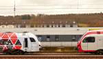. Ab heute soll der Abstand zwischen den beiden Triebzgen krzer werden. Am 27.02.2015 hielten der DB Regio SWEX und der CFL KISS noch deutlich Abstand im Trierer Hauptbahnhof. (Hans)