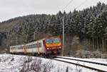 srie-2000-z-2/403213/-der-z-2017-als-re . Der Z 2017 als RE 1715 Kautenbach - Wiltz durchf�hrt das winterliche Tal der Wiltz/Wolz zwischen Merkholtz und Wiltz. (Hans)