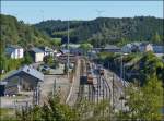 Übersicht auf den Grenzbahnof Troisvierges mit zwei Triebzügen der Série Z 2000 aufgenommen von dem neuen Fahrradweg über dem Tunnel Ulfligen am 07.09.2012. (Hans)