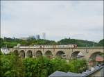 . Am 14.06.2013 befhrt eine Z 2000 Doppeleinheit den Clausener Viadukt in Luxemburg Stadt. Dieser Viadukt ist mit seinen 9 Bgen und einer Lnge von 199 Metern die zweitkleinste Eisenbahnbrcke auf dem Territorium der Hauptstadt von Luxemburg. (Jeanny)