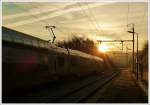 . Pnktlich zum Sonnenaufgang am 16.12.2013 erreicht der IR 3708 Luxembourg - Troisvierges den Bahnhof von Wilwerwiltz. (Jeanny)