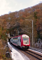. Fast keinen Schnee und nur wenige Eiszapfen am Tunnelportal gab es am 03.01.2017 in Goebeldsmhle, als der RE 3814 Luxembourg - Troisvierges den Tunnel Fischterhaff verlie und dem Bahnhof Goebelsmhle entgegenstrebte. (Jeanny)
