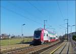 personenzuege-regionalzuege-rb-re/253050/-die-rb-regionalbunn-6814-luxembourg . Die RB (Regionalbunn) 6814 Luxembourg - Rodange f�hrt am 04.03.2013 p�nktlich in die Haltestelle Belval-R�dange ein, vor der Kulisse der Industriebrache Esch-Belval.

Die Industriebrache Esch-Belval erstreckt sich auf einer Fl�che von 122,7 ha westlich der Stadt Esch-sur-Alzette bis zur der franz�sischen Grenze. Dort befand sich fast ein Jahrhundert lang das integrierte Schmelz/Stahl- und Walzwerk Arbed Esch-Belval.
 
Heute stehen dort noch, als �berbleibsel der fr�hreren industriellen Aktivit�t, die beiden Hoch�fen A (rechts) und B (links), sowie die Gebl�sehalle und die M�llerei. 

Die beiden Hoch�fen A und B wurden zwischen 1965 und 1979 gebaut, sie haben eine H�he von 82, respektiv 90 Meter. Der Hochofen B war der letzte, der in Luxemburg aktiv war, sein Betrieb wurde 1997 gestoppt.

Seit 2001 stehen die beiden letzten Hoch�fen auf der Liste der klassierten Monumente in Luxemburg. 27 Millionen Euro wurden zur Verf�gung gestellt, um die Hoch�fen zu entrosten und zu sanieren. Der Hochofen A soll komplett saniert werden, w�hrend der Hochofen B nur als Silhouette stehen bleiben soll. (Jeanny)


