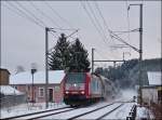 - Schnee in Luxemburg - Die 4004 durchfhrt mit dem IR 3714 Luxembourg - Troisvierges die verschneite Ortschaft Enscherange. 07.12.2012 (Jeanny)