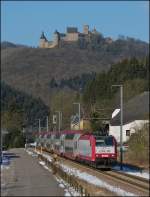 Auch rote Loks machen eine gute Figur in Michelau. Am 10.02.1012 zieht die 4020 den IR 3737 Troisvierges - Luxembourg durch das Sauertal, whrend die Burg Bourschied oben auf ihrem Berg thront. (Jeanny)