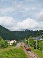personenzuege-rb-re-ir-ic/277491/-heute-01072013-versteckte-sich-die . Heute (01.07.2013) versteckte sich die Burg Bourscheid im Schatten einer Fotowolke, als der Triebzug Z 2006 als RB 3237 Wiltz - Luxembourg durch Michelau fuhr. (Jeanny)