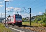 . Im leichten Gegenlicht verlsst der IR 3743 Troisvierges - Luxembourg den Bahnhof von Wilwerwiltz. (Hans)