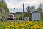 . Der IR 3816 Luxembourg - Gouvy passiert am 25.04.2014 den Bahnbergang im Ausgang der Ortschaft Enscherange. (Jeanny)