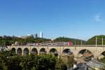 . Herbstbeginn in der Stadt Luxemburg - Die Computernaus Z 2202 verlässt die Stadt Luxemburg über den 199 Meter langen Clausener Viadukt und fährt als RE 3766 nach Troisvierges. 23.09.2014 (Jeanny)