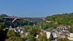 . Herbstbeginn in der Stadt Luxemburg - Blick auf den Stadtteil Pfaffental und die Grande-Duchesse Charlotte Brücke (roud Bréck), während die RB 3415 Luxembourg - Ettelbrück den 70 Meter langen Grünewald Viadukt befährt. 23.09.2014 (Jeanny)