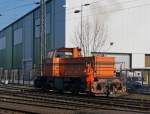 Mak G 1203 BB Lok 7 der Deutschen Edelstahlwerke(DEW), zuvor Edelstahlwerke S�dwestfalen f�hrt am 11.02.2011 DB Gleis zur�ck aufs Werksgel�nde in Siegen-Geisweid. Die Lok ist eine Mak G 1203 BB, Baujahr 1986, Fabr.-Nr. 1000808. Die Lokf�hrer fahren fast ausschlie�lich mit dem 'Bauchladen', da sie alle arbeiten rangieren, kuppeln, Weiche stellen, etc selbst machen m�ssen. Und das bei der K�lte an dem Tag. Eine freundlichen Gru� an den Lokf�hrer zur�ck.