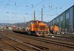 MaK G 500 C Siegen-Geisweid am 11.02.2012, Werksloks der Deutschen Edelstahlwerke (DEW), zuvor Krupp Edelstahlwerke S�dwestfalen beim rangieren: Links Lok 2 eine Mak G 500 C , Baujahr 1970, Fabr.-Nr. 500051 , Bauart C-dh .  Rechts Lok 7 eine Mak G 1203 BB, Baujahr 1986, Fabr.-Nr. 1000808. 