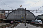. Internationaler Zugbetrieb in Amsterdam CS, ICE nach Frankfurt, Thalys nach Paris und ein lokaler Zug im Bahnhof.  25.09.2016 
