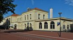 Der Bahnhof von Alkmaar, von der Straenseite aufgenommen am 28.09.2016.