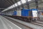 Volker Rail 203-5 schleppt ein Gleisbauzug durch Amsterdam Centraal am 9 Juli 2018.