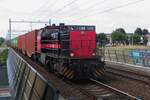 IRP 2212 schleppt ein Containerzug durch Tilburg-Reeshof am 7 Juli 2021.