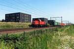 DBC 6429 schleppt ein Containerzug nach Rotterdam Kijfhorek durch Tilburg-Reeshof am 23 Juli 2021.