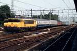 16001800/593765/ns-1645-treft-mit-int-1240 NS 1645 treft mit Int 1240 Hoek van Holland--Hannover am 4 Juli 1994 in Utrecht Centraal ein. 