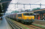16001800/679901/am-2-februar-2008-durchfahrt-ein Am 2 Februar 2008 durchfahrt ein Stahlzug mit RaiLioN 1606 Arnhem Centraal.