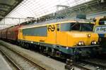 16001800/686444/stahlzug-mit-ns-1602-steht-am Stahlzug mit NS 1602 steht am 12 Augustus 1997 in Amsterdam CS.