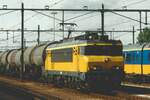 Am 2 Augustus 1997 schleppt NS 1607 ein Ölzug durch Roosendaal und wird vom Bahnsteig fotografiert.