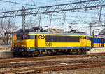 
Die NS 1761 (91 84 1560761-6 NL-NS) am 31.03.2018 im Bahnhof Amsterdam Centraal.

Die Baureihe 1700 der NS ist eine vierachsige Elektrolokomotivbaureihe die zwischen 1991 und 1994 gebaut wurden. Sie basiert, wie die Schwesterbaureihe 1600/1800, auf der BB 7200 der franzsischen Staatsbahn SNCF. Die Baureihe 1700 ist jedoch eine modernere Variante der Baureihe 1600. Sie unterscheidet sich von der Reihe 1600 durch verstrkten Einsatz von Elektronik, eine neuere Version der ATB-Zugsicherung (Version 4 statt 3) und ein anderes Bremssystem. 

TECHNISCHE DATEN:
Spurweite: 1.435 mm
Achsformel:  B’B’
Lnge ber Puffer: 17.640 mm
Drehzapfenabstand: 9.694 mm
Achsabstand im Drehgestell: 2.800 mm
Treibraddurchmesser: 1.250 mm (neu)
Dienstgewicht: 	86,0 t
Radsatzfahrmasse: 	21,5 t
Hchstgeschwindigkeit: 180 km/h (in der Praxis 140 km/h)
Stundenleistung:  4.540 kW (2x 2.270kW)
Anfahrzugkraft: 260 kN
Stromsystem: 1,5 kV DC
Kleister befahrbarer Gleisbogen: R=50 m
