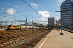 1700/643217/die-ns-1761-91-84-1560761-6 
Die NS 1761 (91 84 1560761-6 NL-NS) mit einem EuroCity (DB IC-Wagen) am 31.03.2018 im Bahnhof Amsterdam Centraal.