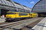 NS 1755 verlässt mit ein DDAR Amsterdam Centraal am 4 Juli 2018.