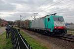 186-traxx-140ms-2/732013/rfo-186-210-zieht-ein-aus RFO 186 210 zieht ein aus Duisburg kommender KLV in Venlo ein am 8 April 2021.