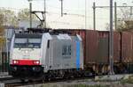 186-traxx-140ms-2/792807/lineas-186-492-zieht-ein-klv Lineas 186 492 zieht ein KLV durch Tilburg am 11 November 2022.