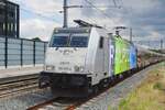 186-traxx-140ms-2/819928/mit-der-tomorrow-land-express-sonderzug Mit der Tomorrow Land Express Sonderzug nach Antwerpen durchfahrt Lineas 186 295 in Schrittempo Tilburg am 21 Juli 2023.