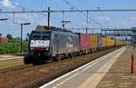 189-siemens-es64f4-2/698517/am-26-juni-2012-durcheilt-ers Am 26 Juni 2012 durcheilt ERS Railways 189 098 mit ein KLV Lage Zwaluwe. 