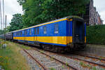nederlands-spoorwegmuseum-utrecht-nsm/905277/der-gepaeckwagen-mit-fahrradanteil-nl-ns-50 Der Gepäckwagen mit Fahrradanteil NL-NS 50 84 92-37 007-9 der Gattung Df, ex Personenwagen 3. Klasse mit Küche und Gepäckabteil CKD 6910, ein Wagen vom Typ Plan E, am 24. Juni 2025 im Het Spoorwegmuseum (bis 2005 NSM - Nederlands Spoorwegmuseum / Niederländischen Eisenbahnmuseum) in Utrecht im ehemaligen Bahnhof Maliebaan.

Der Wagen wurde 1955 von Beijnes (Koninklijke Fabriek van Rijtuigen en Spoorwagens J.J. Beijnes) in Haarlem gebaut und als CKD 6910 an die NS - Nederlandse Spoorwegen (Niederländische Eisenbahnen) geliefert. 1956 wurden alle NS-Wagen umklassifiziert; aus der 2. Klasse wurde die 1. Klasse und aus der 3. Klasse die 2. Klasse, so wurde er zum BKD 6910. Im Jahr 1962 wurde er zum Speisewagen RDz 6960 umgebaut, die vier Abteile wurden durch einen Speiseraum ersetzt, auch die Küche wurde vergrößert. Äußerlich waren die Wagen durch den Schriftzug „RESTAURATIE“ (Restaurierung) erkennbar. Der Gepäckraum blieb, er war 7,8 Meter lang und hat eine Tragfähigkeit von 1,5 t. Am Ende des Wagens befand sich außerdem ein Abteil für den Schaffner. Ab 1969 wurde der Wagen zum RD 50 84 87-37 212-2 nummeriert. 1987 wurde der Wagen dann zum Gepäckwagen mit Fahrradanteil NL-NS 50 84 92-37 007-9 der Gattung Df in Haarlem umgebaut.

Aufgrund des starken Fahrradverkehrs zwischen dem Süden und der Küste im Sommer setzten die Niederländischen Eisenbahnen (NS) im Mai 1983 vier umgebaute Plan-L-Postwagen für den Fahrradtransport ein. Die ICR-BKD-Wagen reichten nicht aus, um alle Fahrräder zu transportieren. Im Frühjahr 1987 wurden vier ausgemusterte RD-Plan-E-Wagen als Fahrradwagen eingesetzt. Sie wurden in der Haarlemer Werkstatt zu Fahrradwagen umgebaut. 

Nach seiner Außerdienststellung im September 2004 als Df 92-37 007 wurde der Wagen in Maastricht eingelagert und im Mai 2005 ging der Wagen ins Eisenbahnmuseum. 

Der NS CKD 6910 gehört zur Baureihe Plan E, die 1955 in Betrieb genommen wurde. Er ersetzte die letzten Holzwagen, die in den 1950er Jahren ausgemustert wurden. Die Wagen wurden nur im Inlandsverkehr eingesetzt. Die Buchstaben CKD stehen für 3. Klasse (C) mit Küche (K) und Gepäckabteil (D). Die Züge waren blau (Berliner Blau) mit sandgelben Streifen lackiert. 1956 wurden alle NS-Wagen umklassifiziert; aus der 2. Klasse wurde die 1. Klasse und aus der 3. Klasse die 2. Klasse. Der Plan E war für sein schlechtes Fahrverhalten bekannt. Die meisten Wagen wurden 1988 ausgemustert. Einige Wagen des Plan E blieben im Einsatz und wurden umfunktioniert, unter anderem für den Fahrradtransport. Diese Wagen erhielten die Typennummer Df, wobei das „f“ für „Bicycle“ steht.

TECHNISCHE DATEN:
Typ: Plan E
Spurweite: 1.435 mm (Normalspur)
Achsfolge: 2'2'
Länge über Puffer: 23.050 mm
Drehzapfenabstand: 16.400 mm
Achsabstand im Drehgestell: 2.750 mm
Leergewicht: 46 t
Höchstgeschwindigkeit: 140 km/h

Plan E (Baureihe) ist eine Serie von 196 Stahlwagen für Fernzüge, die die Niederländische Eisenbahn (NS) 1954 bei Werkspoor und Beijnes bestellte, um Holzwagen im Inlandsverkehr zu ersetzen.

Diese Serie bestand aus:
46 Wagen zweiter Klasse: B 6501–6546
114 Wagen dritter Klasse: C 6601–6714
26 Wagen dritter Klasse mit Bordküche und Gepäckabteil: CKD 6901–6926
10 Postwagen: P 7921–7930
