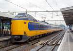   Zwei gekuppelte  Koploper  NS ICM-2 der Serie 4000 (Plan Z) fahren als IC am 03.10.2015 den Bahnhof Roermond ein.