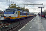 NS 2143 wartet am 13 November 2019 das Abfahrtsignal in Wijchem ab.