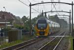 virm-regiorunner-series-8600870094009500/450411/-im-stoermenden-regen-braust-ein . Im strmenden Regen braust ein sechsteiliger NS VIRM (Verlengd interregiomaterieel) unter den schnen alten Fahrleitungsmasten ohne Halt durch den Bahnhof von Zevenbergen. Er fhrt als IC Lelystad - Amsterdam Centraal - Roosendaal - Vlissingen auf der Bahnstrecke N 12 Antwerpen - Lage Zwaluwe in der niederlndischen Provinz Noord-Brabant. 04.09.2015 (Jeanny)