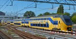 . VIRM Triebzug 9514 mit Werbung auf der ganzen Seite, eine Seltenheit in den Niederlanden, abgestellt im Bahnhofsbereich von Alkmaar. 28.09.2016