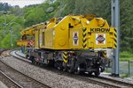 Der 150 t Kirow Gleis- und Weichenbaukran KRC 1200 (ein Kirow MULTI TASKER KRC 1200) 99 81 9119 004-5 der Firma Swietelsky bei Gleisbauarbeiten im Bahnhof Kautenbach.