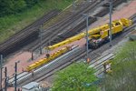Der 150 t Kirow Gleis- und Weichenbaukran KRC 1200, 99 81 9119 004-, der Firma Swietelsky bei Gleisbauarbeiten im Bahnhof Kautenbach. Er nimmt ein neues Gleisstck auf, um dieses hinter dem Tunnel zu verlegen.  16.05.2016 (Hans)