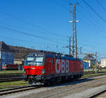 br-1293/903668/die-oebb-1293-080-8-91-81 Die ÖBB 1293 080-8 (91 81 1293 080-8 A-ÖBB) eine Siemens Vectron MS (der ÖBB-Produktion GmbH, rangiert solo am 03.April 2025 beim Bahnhof/Rbf Attnang-Puchheim. Direkt neben dem Personenbahnhof befindet ich ein Rangierbahnhof sowie ein BW. Hinten beim Lokschuppen befindet sie noch die 1144 046 (A-ÖBB 91 81 1144 046-0)

Die SIEMENS Vectron MS / X4E wurde 2020 von Siemens in München-Allach unter der Fabriknummer 22782 und an die ÖBB - Österreichische Bundesbahnen (ÖBB-Produktion GmbH) geliefert. Sie ist in der Variante A35-1a (Länderpaket) ausgeführt und hat so die Zulassungen für A, D, I, SLO, CZ, SK, H, PL und HR. Von der Variante A35 hat die ÖBB insgesamt 123 Loks (1293 001-123).
