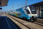 et-4010-kiss/903671/der-sechsteilige-elektrische-doppelstocktriebzug-stadler-kiss179 Der sechsteilige elektrische Doppelstocktriebzug Stadler Kiss³ 4010 131 / 4010 631 (93 85 4010 031-1 CH-WSTBA bis 93 85 4010 631-8 CH-WSTBA) erreichen am 03. April 2025 den Bahnhof Attnang-Puchheim.

Die österreichische Westbahn nahm am 11. Dezember 2011 sieben sechsteilige Einheiten einer Fernverkehrsvariante (adaptiert für 200 km/h, größerer Sitzabstand) von Stadler KISS in Betrieb. Dann folgten 2017 noch ein weiterer sechsteiliger (4010 008) und vierteilige (4110 009 – 017) Triebzüge. Alle diese 17 KISS 1 und 2 Garnituren wurden 2021 an die Deutsche Bahn verkauft, die sie nun als IC 2 einsetzt. Wobei die Stadler KISS 200 (IC 2) aktuell von der DB AG im Gebrauchtzugportal Personenverkehr zum kauf angeboten werden.

Als Ersatz für die 17 Kiss 1 und 2 wurden 15 neue sechsteilige Züge (4010 018-032) wiederum bei Stadler Rail bestellt, welche baugleich mit der 2017 gelieferten Garnitur (4010 008) ausgeführt wurden und jeweils über 526 Sitzplätze verfügen. Alle Radsätze der Endwagen sind angetrieben, die Mittelwagen sind antriebslos. Alle KISS der WESTbahn sind in der Schweiz (als 93 85 4010 xxx-x CH-WSTBA) eingestellt.

Mit dem Stadler KISS³ wurde ein neues Klassensystem bei der WESTbahn eingeführt: First - 1. Klasse (Leitfarbe gelb), Comfort - 2+Klasse (Leitfarbe petrol) und Standard - 2. Klasse (Leitfarbe orange) angeboten. In der Comfort-Klasse und in der First ist ein Upgrade zu zahlen, das eine Reservierung beinhaltet. Die Comfort-Klasse steht Inhaberinnen und Inhabern eines Klimatickets ohne Aufpreis zur Verfügung.

Die neuen Doppelstock-Triebzüge sind je 150 Meter lang. Der Komfort entspricht in allen Wagen dem Standard der First-Klasse und im Endwagen 600, auf Grund der 2+1-Bestuhlung der Plus-Klasse. Durch die druckertüchtigte Ausführung, einer neu integrierten Brandmeldeanlage und einem weiteren Drehgestell-Upgrade wird der Komfort weiter gesteigert und der Streckenerweiterung nach Deutschland und eventuell auch in die Schweiz steht nichts im Wege. Alle Mittelwagen sind mit einem modernen Bistro ausgerüstet, wo sich die Reisenden verpflegen können. Ebenfalls stehen in allen Mittelwagen getrennte Toiletten (Damen/Herren) und im Mittelwagen 400 ein PRM-WC zur Verfügung. Während der Fahrt wird den Fahrgästen durch die mitfahrenden Stewards ein umfassender Rundum-Service geboten. Die Züge erreichen eine Höchstgeschwindigkeit von 200 km/h. Die Auslieferung der neuen Fahrzeuge an die WESTbahn fand 2021 statt.

Technische Merkmale
Technik
Leichtbau Wagenkästen in Aluminium Integralbauweise nach den neusten Normen für Kollisionssicherheit (EN 15227) und Wagenkastenfestigkeit (EN 12663)
Luftgefederte Trieb- und Laufdrehgestelle
Brandmeldeanlage in allen Bereichen
Upgrade auf ETCS BL3

Komfort
Klimatisierung für Fahrgasträume und Führerstand mit Frischluft über Lochdecke und Flächenheizsystem:
Heller, passagierfreundlicher Innenraum mit individueller Gestaltungsmöglichkeit
Bistros in den Mittelwagen
Zwölf druckertüchtigte Einstiegstüren pro Seite für schnellen Fahrgastwechsel
Behindertenfreundliches, geschlossenes WC-System
WLAN für Fahrgäste in allen Fahrgasträumen
Reservierungssystem

Zuverlässigkeit / Verfügbarkeit / Wartbarkeit / Sicherheit
Redundante Antriebsausrüstung bestehend aus acht Antriebssträngen mit wassergekühlten IGBT-Stromrichtern
Fahrzeugleittechnik mit Zugbus und Diagnoserechner (CAN-open Bus)
Übersichtlichkeit der Fahrgasträume zur Lenkung der Passagiere, Gewährleistung von Sicherheit

Zulassungen
Die Triebzüge sind für Österreich, die Schweiz und Deutschland zugelassen.

TECHNISCHE DATEN der KISS³:
Einsatzgebiet: Intercity Wien-Salzburg (teilweise bis Stuttgart bzw. Insbruck)
Anzahl: 15 sechsteilige Triebzüge
Inbetriebnahme: 2021
Spurweite: 1.435 mm (Normalspur)
Achsformel: Bo’Bo’+2’2’+2’2’+2’2’+2’2’+Bo’Bo’
Länge über Kupplung: 150.000 mm
Fahrzeugbreite: 2.800 mm
Fahrzeughöhe: 4.595 mm
Achsstand im Drehgestell: 2.500 mm (Trieb- und Laufdrehgestell)
Trieb- und Laufraddurchmesser: 920 mm (neu)
Dauerleistung am Rad: 4.000 kW
Max. Leistung am Rad: 6.000 kW
Anfahrzugskraft (bis 68 km/h): 320 kN
Anfahrbeschleunigung: 0.85 m/s²
Höchstgeschwindigkeit 200 km/h
Sitzplätze: 526, davon 34 in First, 106 in Comfort und 368 Standart
Klappsitze: 13
Stehplätze: 758
Stromsystem: 15 kV AC, 16.7 Hz
Fußbodenhöhe: Niederflur am Einstieg 570 mm, Unterdeck 440 mm, Oberdeck 2.515 mm
Einstiegsbreite: 1.400 mm
Bremse: O-R-A-E-Mg (D)
