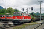 br-2043-3/696611/oebb-2043-010-schiebt-ein-gueterzug BB 2043 010 schiebt ein Gterzug aus Schwarzach-St.Veit nach am 29 Mai 2004.