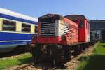 eisenbahnmuseum-strasshof-das-heizhaus/816539/das-einzelstueck-2066-001-entstand-in Das Einzelst�ck 2066 001 entstand in �sterreich nach den 2. Weltkrieg aus das Wrack der Wehrmachtsdiesellok HF25 901 in Wiener Neustadt. Ab 1955 bis 1994 wurde der umgebauter Lok als 2066.01 ins �BB Werk Floridsdorf eingesetzt und wurde nach ein Verbleib in MIstelbach in leider nicht ganz glori�sen Zustand ins Heizhaus Strasshof gebracht, wo sie am 21 Mai 2023 fotografiert wurde.