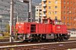 . Die BB 2070 071 (A-BB 92 81 2070 071-3) durchfhrt am 06.10.2015 den Hauptbahnhof von Innsbruck. Die Lokomotiven der Baureihe 2070, auch Hector genannt, wurden von Vossloh/MaK mit der Herstellerbezeichnung G 800 BB zwischen 2000 und 2004 gebaut. (Hans)