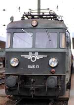 ÖBB 1046.13 im Bahnhof Wels am 07.10.1981.