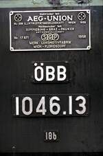 br-1046-ex-oebb-4061-spaet-oebb-1146/839365/schilder-der-oebb-104613-im-bahnhof Schilder der ÖBB 1046.13 im Bahnhof Wels am 07.10.1981.