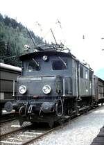 br-1080-2/834976/oebb-108006-mit-gueterzug-schiebewandwagen-in ÖBB 1080.06 mit Güterzug (Schiebewandwagen) in Eisenerz am 13.08.1986.
